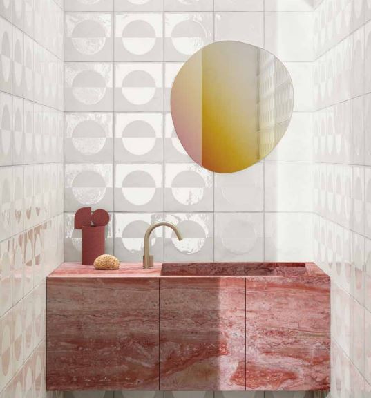 Bathroom feature wall with Manufatti Cerchi patterned tiles