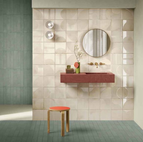 Bathroom feature wall with Manufatti Sagome tiles